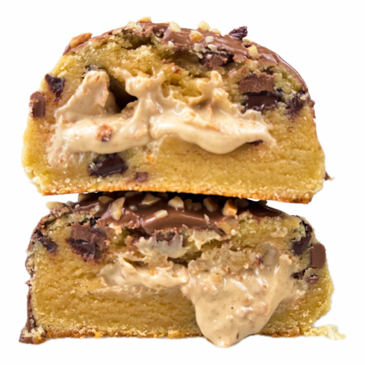 Hazelnut Monster Cookie - Choco Chips Monster Cookie gefüllt mit weißer Haselnusscreme mit Knusperstückchen getoppt mit Vollmilchglasur und Haselnüssen