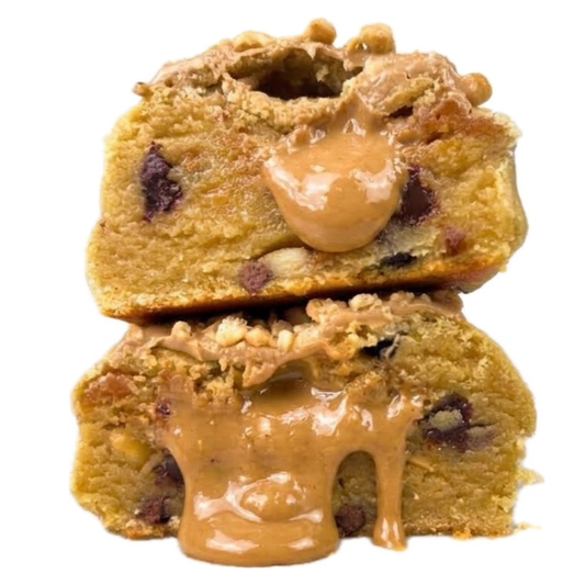 Peanut Caramel Monster Cookie - Choco Chips Erdnuss Karamell Monster Cookie gefüllt mit Erdnuss-Karamell-Creme getoppt mit Karamellglasur und Erdnüssen