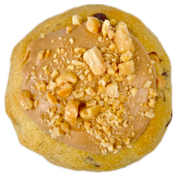 Peanut Caramel Monster Cookie - Choco Chips Erdnuss Karamell Monster Cookie gefüllt mit Erdnuss-Karamell-Creme getoppt mit Karamellglasur und Erdnüssen
