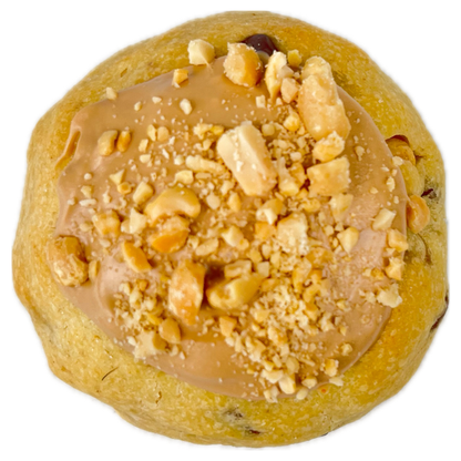 Peanut Caramel Monster Cookie - Choco Chips Erdnuss Karamell Monster Cookie gefüllt mit Erdnuss-Karamell-Creme getoppt mit Karamellglasur und Erdnüssen