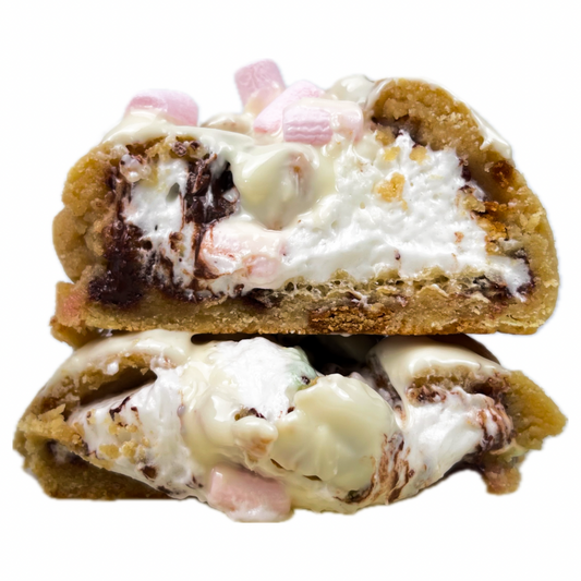 S'mores Monster Cookie - Choco Chips Marshmallow Butterkeks Monster Cookie gefüllt mit Schokokuss getoppt mit weißer Glasur und Marshmallows